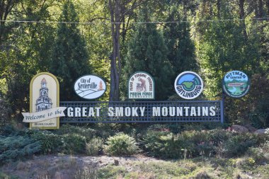 GATLINBURG, TN - OCT 7: Tennessee 'de Büyük Dumanlı Dağlar tabelası, 7 Ekim 2016.