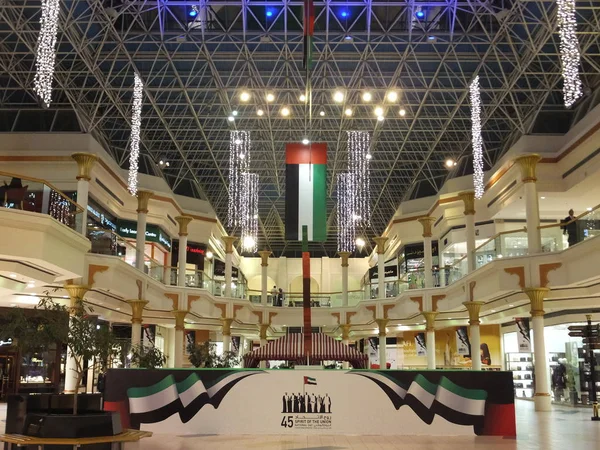 Decoraciones del Día Nacional en el Wafi Mall en Dubai, Emiratos Árabes Unidos —  Fotos de Stock