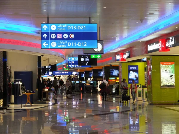 Терминал 1 в международном аэропорту Дубая в ОАЭ — стоковое фото