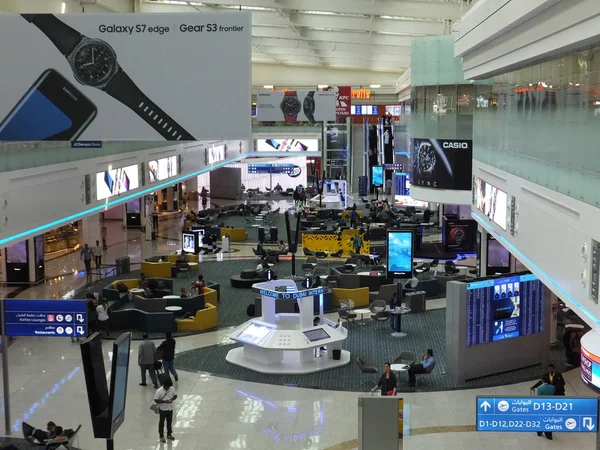 Терминал 1 в международном аэропорту Дубая в ОАЭ — стоковое фото
