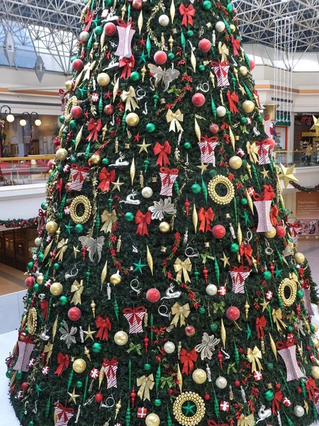 Décorations de Noël au centre commercial Wafi à Dubaï, Émirats arabes unis — Photo