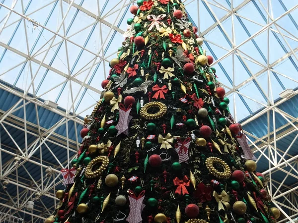 Vánoční dekorace v Wafi Mall, Dubaj, Spojené arabské emiráty — Stock fotografie