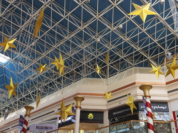 Decoraciones navideñas en el Wafi Mall en Dubai, Emiratos Árabes Unidos —  Fotos de Stock