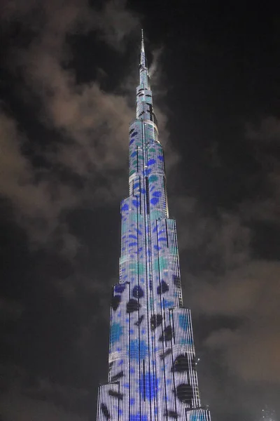 El espectáculo de luces led en Burj Khalifa en Dubai, Emiratos Árabes Unidos —  Fotos de Stock