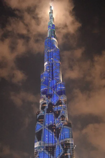 El espectáculo de luces led en Burj Khalifa en Dubai, Emiratos Árabes Unidos — Foto de Stock