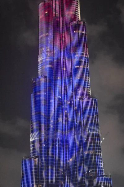 Les lumières LED montrent à Burj Khalifa à Dubaï, Émirats arabes unis — Photo