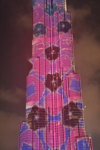 Led-lamporna visar på Burj Khalifa i Dubai, Förenade Arabemiraten — Stockfoto