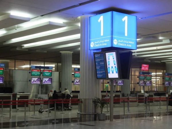 Nowsze Terminal 3 (Arabskie) na lotnisku w Dubaju — Zdjęcie stockowe
