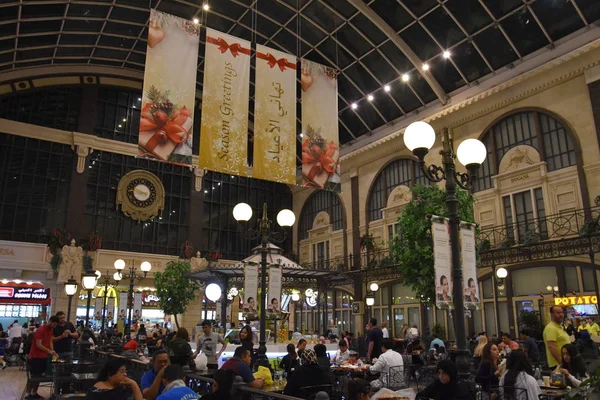 Vánoční výzdoba na Mercato Mall, Dubaj, Spojené arabské emiráty — Stock fotografie