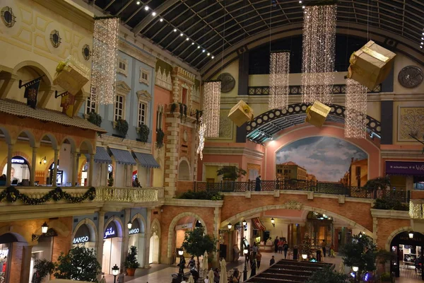 Vánoční výzdoba na Mercato Mall, Dubaj, Spojené arabské emiráty — Stock fotografie