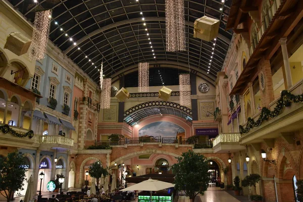 Weihnachtsdekoration im mercato mall in dubai, uae — Stockfoto