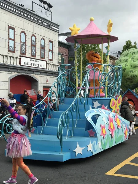 Barrio Street Party Parade en Sesame Place en Langhorne, Pennsylvania —  Fotos de Stock