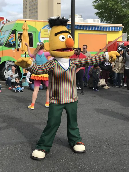 Bairro Street Party Parade em Sesame Place em Langhorne, Pensilvânia — Fotografia de Stock