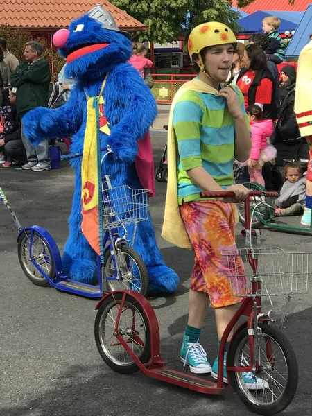 Stadsdelen Street Party Parade på Sesame Place i Langhorne, Pennsylvania — Stockfoto