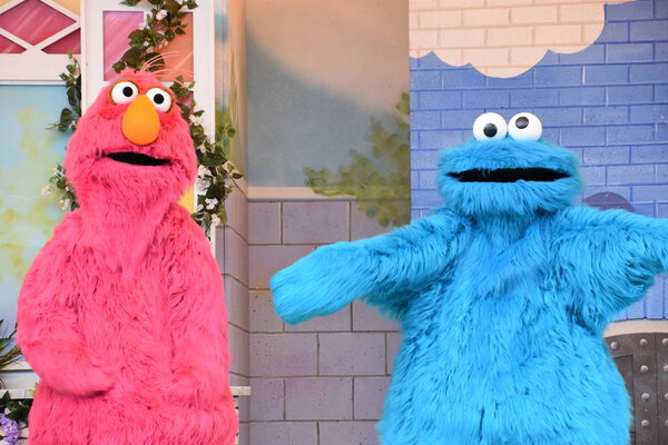 Шоу "Волшебство искусства" на площади Фэйм-плейс в Лэнгхорне, штат Пенсильвания
