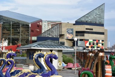 Baltimore, MARYLAND - 2 Temmuz 2017 'de Baltimore, Maryland' deki Federal Hill Park 'tan Inner Harbor' ın görüntüsü. Liman tarihi bir liman, turistik eğlence ve dönüm noktasıdır..