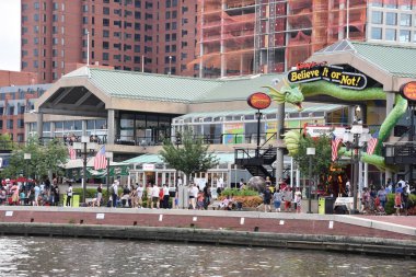 Baltimore, MARYLAND - 2 Temmuz 2017 'de Baltimore, Maryland' deki Federal Hill Park 'tan Inner Harbor' ın görüntüsü. Liman tarihi bir liman, turistik eğlence ve dönüm noktasıdır..