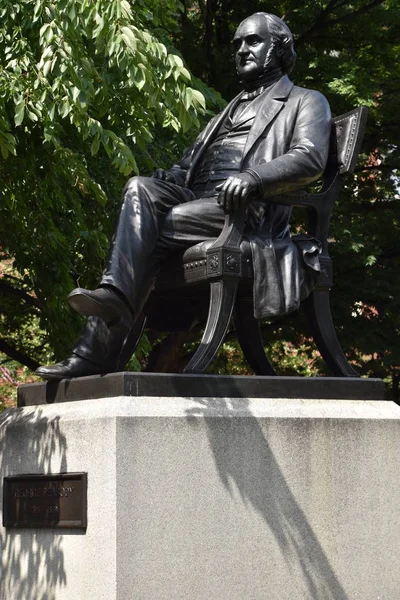 George Peabody heykelin içinde Baltimore, Maryland