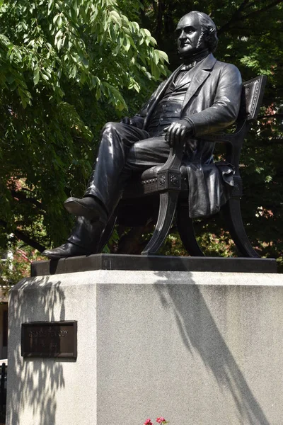 George Peabody heykelin içinde Baltimore, Maryland