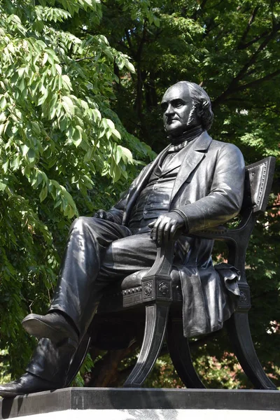 George Peabody heykelin içinde Baltimore, Maryland