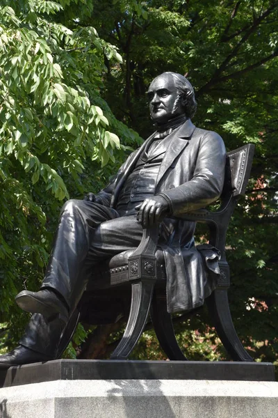 George Peabody heykelin içinde Baltimore, Maryland