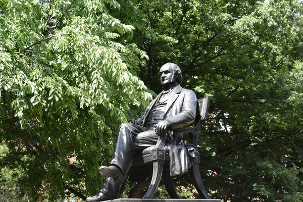 Статуя Джорджа Пибоди в Балтиморе, Мэриленд — стоковое фото