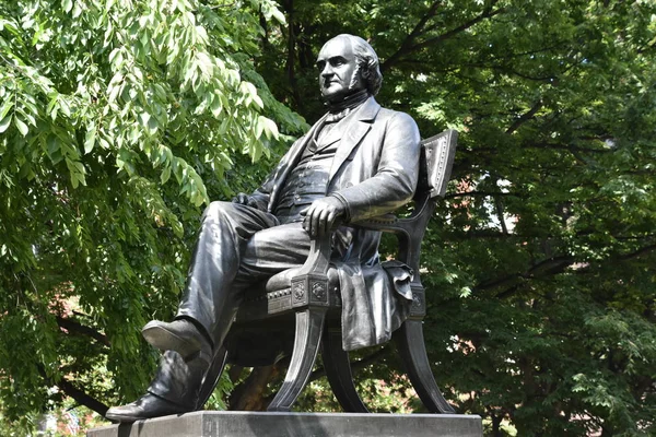 George Peabody heykelin içinde Baltimore, Maryland