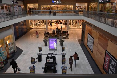 Birmingham, Alabama - Temmuz 24: Riverchase Galleria alışveriş merkezi Birmingham, Alabama, 24 Temmuz 2018 üzerinde görüldüğü gibi. Büyük bir lüks, süper bölgesel alışveriş merkezi olduğunu.