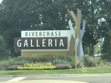 Birmingham, Alabama - Temmuz 24: Riverchase Galleria alışveriş merkezi Birmingham, Alabama, 24 Temmuz 2018 üzerinde görüldüğü gibi. Büyük bir lüks, süper bölgesel alışveriş merkezi olduğunu.