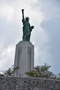 Vestavia Hills, Alabama - Temmuz 24: Özgürlük Anıtı'nın Özgürlük Parkı Vestavia Hills 24 Temmuz 2017 üzerinde görüldüğü gibi Alabama, yineleme. 36 boyunda bronz Liberty 1/5 ölçek New York limanındaki bir yinelemedir.