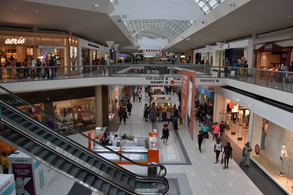 Birmingham, Alabama - Temmuz 24: Riverchase Galleria alışveriş merkezi Birmingham, Alabama, 24 Temmuz 2018 üzerinde görüldüğü gibi. Büyük bir lüks, süper bölgesel alışveriş merkezi olduğunu.