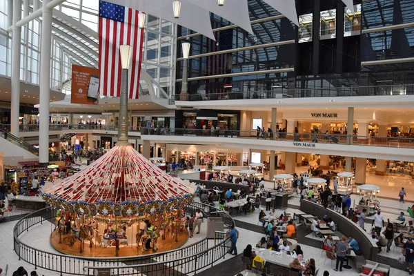 Birmingham, Alabama - Temmuz 24: Riverchase Galleria alışveriş merkezi Birmingham, Alabama, 24 Temmuz 2018 üzerinde görüldüğü gibi. Büyük bir lüks, süper bölgesel alışveriş merkezi olduğunu.