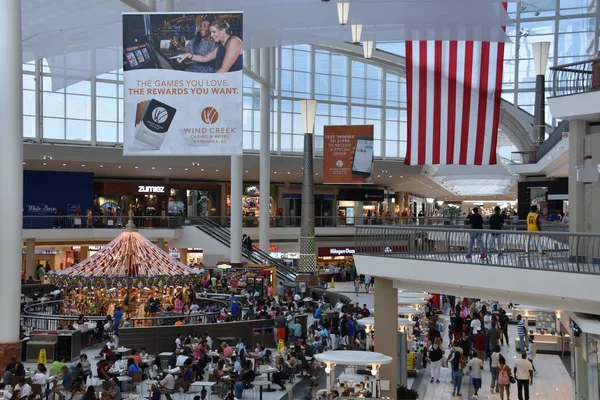 Birmingham, Alabama - Temmuz 24: Riverchase Galleria alışveriş merkezi Birmingham, Alabama, 24 Temmuz 2018 üzerinde görüldüğü gibi. Büyük bir lüks, süper bölgesel alışveriş merkezi olduğunu.