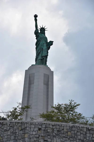 Vestavia Hills, Alabama - Temmuz 24: Özgürlük Anıtı'nın Özgürlük Parkı Vestavia Hills 24 Temmuz 2017 üzerinde görüldüğü gibi Alabama, yineleme. 36 boyunda bronz Liberty 1/5 ölçek New York limanındaki bir yinelemedir.