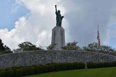 Vestavia Hills, Alabama - Temmuz 24: Özgürlük Anıtı'nın Özgürlük Parkı Vestavia Hills 24 Temmuz 2017 üzerinde görüldüğü gibi Alabama, yineleme. 36 boyunda bronz Liberty 1/5 ölçek New York limanındaki bir yinelemedir.