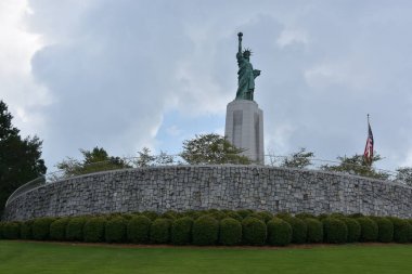 Vestavia Hills, Alabama - Temmuz 24: Özgürlük Anıtı'nın Özgürlük Parkı Vestavia Hills 24 Temmuz 2017 üzerinde görüldüğü gibi Alabama, yineleme. 36 boyunda bronz Liberty 1/5 ölçek New York limanındaki bir yinelemedir.