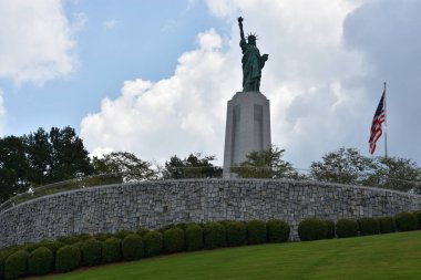 Vestavia Hills, Alabama - Temmuz 24: Özgürlük Anıtı'nın Özgürlük Parkı Vestavia Hills 24 Temmuz 2017 üzerinde görüldüğü gibi Alabama, yineleme. 36 boyunda bronz Liberty 1/5 ölçek New York limanındaki bir yinelemedir.