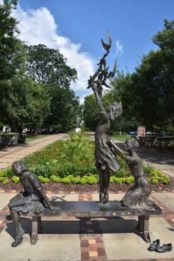 BIRMINGHAM, AL - 23 Temmuz 2017 'de Birmingham, Alabama' daki Kelly Ingram Park 'ta dört ruh heykeli.