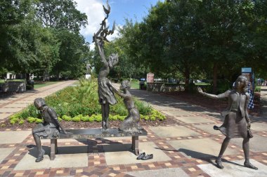 BIRMINGHAM, AL - 23 Temmuz 2017 'de Birmingham, Alabama' daki Kelly Ingram Park 'ta dört ruh heykeli.