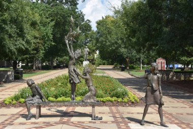 BIRMINGHAM, AL - 23 Temmuz 2017 'de Birmingham, Alabama' daki Kelly Ingram Park 'ta dört ruh heykeli.