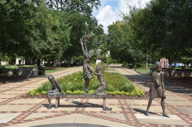 BIRMINGHAM, AL - 23 Temmuz 2017 'de Birmingham, Alabama' daki Kelly Ingram Park 'ta dört ruh heykeli.
