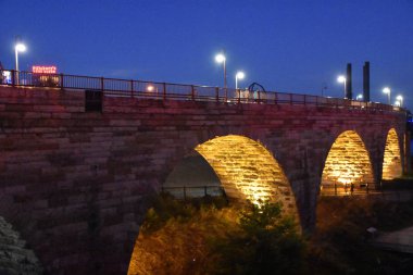 MINNEAPOLIS, MN - 26 Temmuz 2017 'de Minneapolis, Minnesota' daki Stone Arch Bridge.
