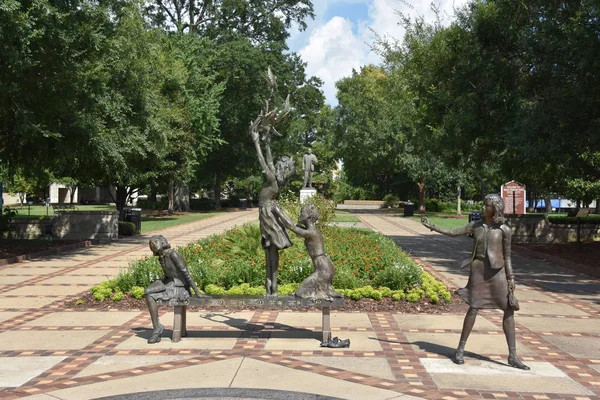 BIRMINGHAM, AL - 23 Temmuz 2017 'de Birmingham, Alabama' daki Kelly Ingram Park 'ta dört ruh heykeli.