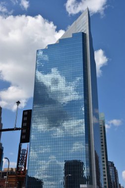 MINNESOTA, MINAPOLIS - 27 Temmuz 2017 'de Minnesota' nın şehir merkezindeki Campbell Mithun Tower 'da görüldü. Minneapolis, Minnesota eyaletinin en büyük şehridir..