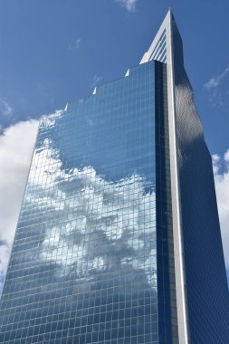 MINNESOTA, MINAPOLIS - 27 Temmuz 2017 'de Minnesota' nın şehir merkezindeki Campbell Mithun Tower 'da görüldü. Minneapolis, Minnesota eyaletinin en büyük şehridir..