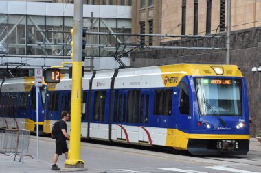MINNEAPOLIS, MINNESOTA - 27 Temmuz 2017 'de Minneapolis, Minnesota' da görülen hafif demiryolu banliyö treni.