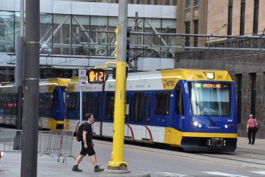 MINNEAPOLIS, MINNESOTA - 27 Temmuz 2017 'de Minneapolis, Minnesota' da görülen hafif demiryolu banliyö treni.
