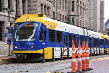 MINNEAPOLIS, MINNESOTA - 27 Temmuz 2017 'de Minneapolis, Minnesota' da görülen hafif demiryolu banliyö treni.