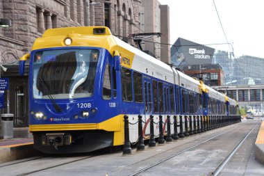 MINNEAPOLIS, MINNESOTA - 27 Temmuz 2017 'de Minneapolis, Minnesota' da görülen hafif demiryolu banliyö treni.