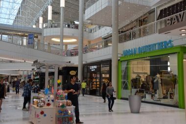 Bloomington, Minnesota - Tem 27: Mall of America Bloomington, Minnesota, 27 Temmuz 2017 üzerinde görüldüğü gibi. Leaseable alanı açısından en büyük ikinci alışveriş merkezi ve toplam kullanım alanı açısından Amerika Birleşik Devletleri'ndeki en büyük alışveriş merkezi olan.